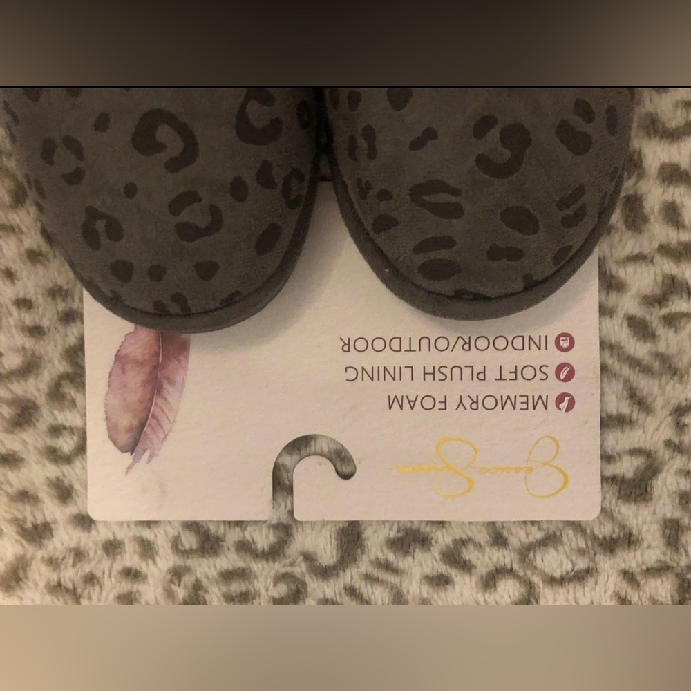 Jessica Simpson Indoor/outdoor Slipper
Gray Leopard & Fur Size Large 8-9 - Picture 2 of 5